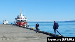 В Батумском порту. На грядах дальних гор уже лежит снег