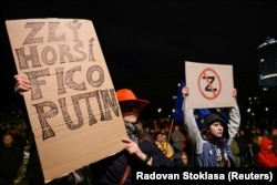 Участник проукраинской акции протеста в Братиславе против внешней политики словацкого правительства. Акция состоялась после встречи главы МИД Словакии Юрия Бланара с главой МИД России Сергеем Лавровым 12 марта 2024 года