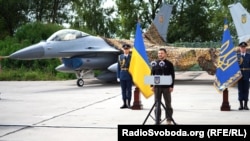 Президент Украины Владимир Зеленский на фоне истребителей F-16 в День Воздушных сил ВСУ, 4 августа 2024 года