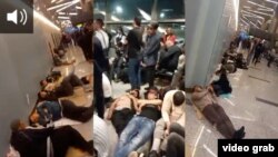 Moskva aeroportidagi migrantlar. Illyustrativ surat