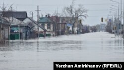 "Біз қолдан келгеннің бәрін істедік. Су өте көп болды" деп ақталды Петропавл қаласының әкімі Серік Мұхамедиев Подгора тұрғындарымен кездескенде.