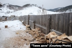 Дрова, сложенные у забора во дворе дома Сергея. Фото: Виль Равилов для ТД