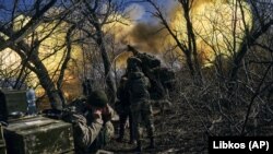 Украинские военные ведут огонь из самоходной гаубицы по российским позициям вблизи Бахмута Донецкой области, 5 марта 2023 года