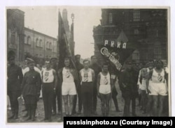 Церемония открытия Спартакиады в Москве в 1928 году. Советский Союз не принимал участия в Олимпийских играх 1924 года в Париже и созвал свою международную спартакиаду. В СССР она проводилась в 1928 и 1931 годах, после чего Москва присоединилась к Олимпийским играм в 1952-м