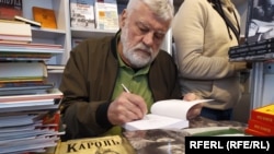 Уладзімер Арлоў падпісвае кнігі