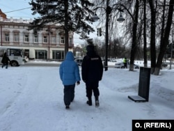 Стихийный мемориал в память об Алексее Навальном у Камня скорби в сквере памяти жертв политических репрессий, Томск