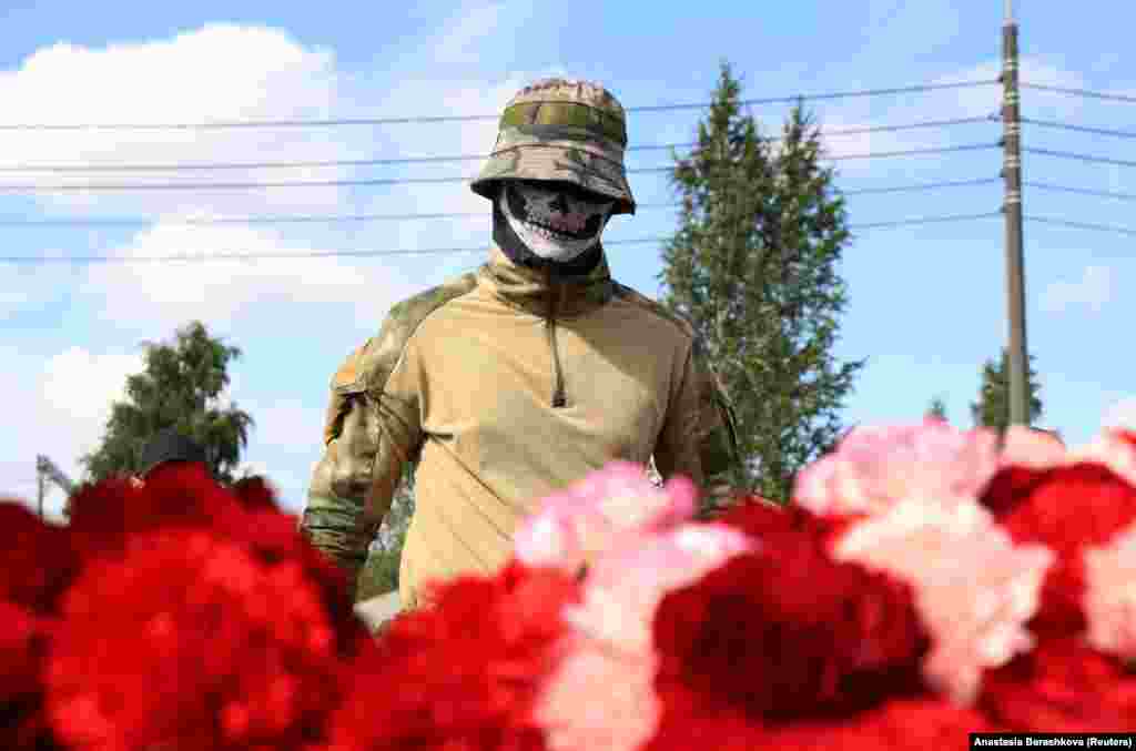 Боец ЧВК &quot;Вагнер&quot; посещает импровизированный мемориал возле бывшего ЧВК &quot;Вагнер-центр&quot;, связанного с основателем ЧВК Евгением Пригожиным, в Санкт-Петербурге. Россия, 24 августа 2023 года.&nbsp;(REUTERS/Anastasia Barashkova)