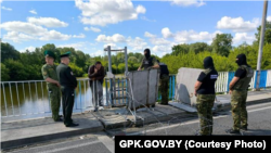 Дзьмітры Смактуновіч (у цэнтры) на мяжы паміж Беларусьсю і Польшчай. 12 чэрвеня 2024 