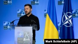 Президент Украины Владимир Зеленский выступает во время пресс-конференции на саммите НАТО. Вашингтон, 11 июля 2024 года