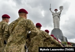 Во время торжеств у монумента "Родина-мать", 2017 год