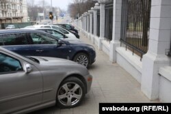 На Першамайскай вуліцы ходніка пешаходам амаль не засталося, а раварысты мусяць выяжджаць на праезную частку