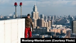 Mustang Wanted Мәскеудегі биік ғимаратқа шығып тұр.