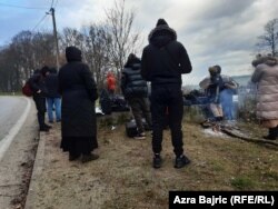 Босния и Герцеговина, группа чеченцев ждет на пограничном переходе с Хорватией