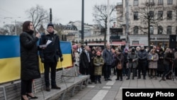 Сьвятлана Ціханоўская разам з палітыкам Гунарам Гёкмаркам падчас выступу на акцыі ў Стакгольме, Швэцыя. 5 сьнежня 2022 году