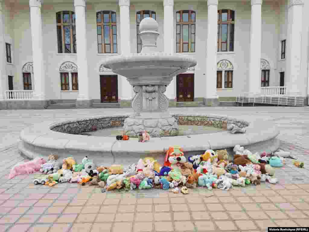 Импровизированный мемориал детям, погибшим во время войны, перед Дворцом культуры в городе Новая Каховка Херсонской области. &laquo;Это здание напротив российской комендатуры&raquo;,&nbsp;&ndash; сказал проходивший мимо мужчина. &laquo;Они (люди) приносят сюда игрушки, чтобы они (российские военные) видели и помнили&raquo;