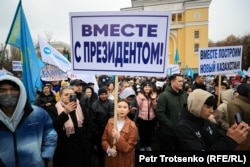 Қазақстан президенті Қасым-Жомарт Тоқаевты қолдау акциясы. Шоқан Уәлиханов ескерткіші тұрған алаңда өткен шараны биліктегі "Аманат" (бұрынғы "Нұр Отан") партиясы ұйымдастырған. Алматы, 19 наурыз 2022 жыл.