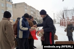 «Справядлівая дапамога» раздае харчы абяздоленым