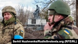 Украінскія вайскоўцы пасьля вызваленьня паселішча на Кіеўшчыне, 27 сакавіка 2022 году