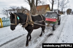 Конемабіль на вясковай дарозе