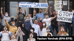 Музыканты Минской филармонии на акции против насилия властей. Минск 13 августа 2020 года