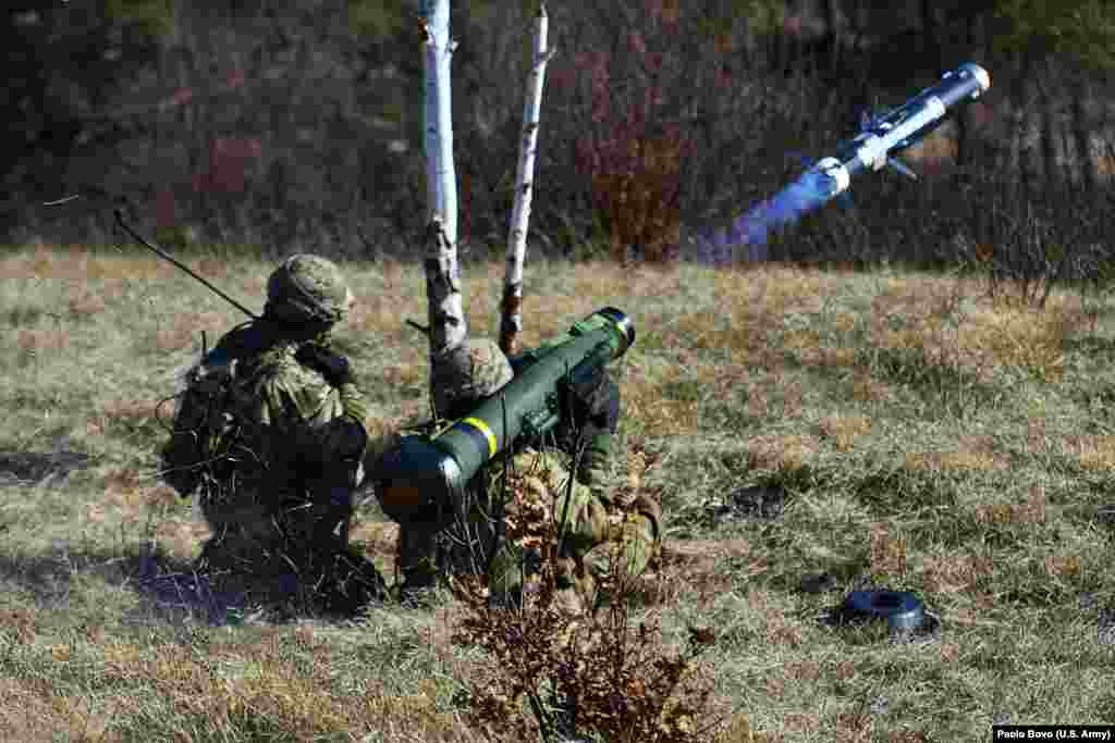 Танкіге қарсы 500 дана Javelin және &quot;танкіге қарсы мыңдаған қару&quot; Америкалық танкіге қарсы Javelin қаруы қазір Украинада ресейлік бронтехникаларға қарсы қолданылып жаттты. Javelin қаруы 2,5 км жердегі танкілерді ата алады. Пентагонның бюджет есебі бойынша, 2021 жылы бұл қарудың біреуінің құны 178 мың доллар болған. Javelin қаруы жайлы толығырақ мына сілтемеден оқып таныса аласыз. &nbsp; 