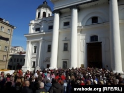 Каля катэдральнага касьцёла. Вернікі прыйшлі маліцца за Беларусь і на Вербніцу