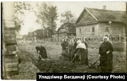 Жанчыны на працах пад Карэлічамі, 1916 год