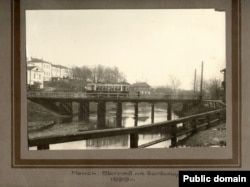 «Менск. Выгляд на больніцу. 1929 г.». На здымку відаць першы менскі трамвай, які едзе ад былой бальніцы на Траецкай гары да сучаснай вул. Зыбіцкай