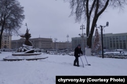 Уладзіслаў Завальнюк чысьціць сьнег