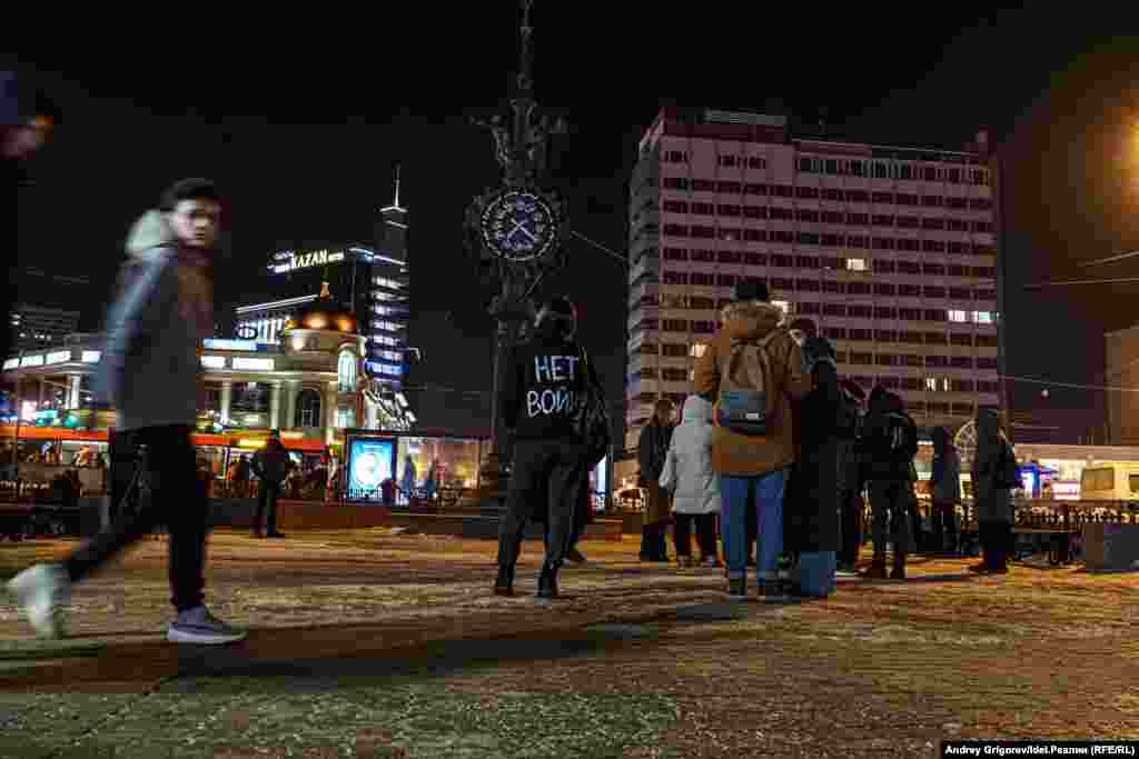 Новая форма протеста в условиях тотальных задержаний пикетчиков с плакатами: девушка в куртке с надписью &quot;Нет войне&quot;.