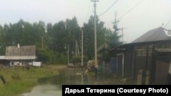 Дорога в городе Нижнеудинске в Иркутской области после наводнения