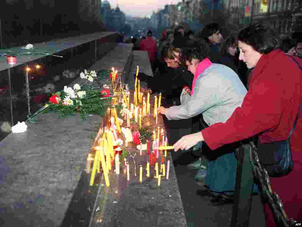 Студэнты запальваюць сьвечкі падйас мітынгу пратэсту 17 лістапада 1989