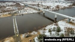 Ілюстрацыйнае фота. Так выглядаў пантонны мост паміж Жыткавічамі і Туравым, збудаваны замест асноўнага мосту, які знаходзіцца ў аварыйным стане