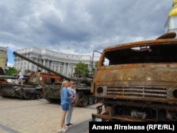 «Камунізм=Рашыzм». Выстава ў Кіеве пра злачынствы расейскай арміі сёньня і злачынствы НКВД у 30-я гады