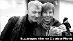 Дырэктарка выдавецтва Весна Вашко і рэдактар, перакладчык Сяргей Шупа. Архіўнае фота. 