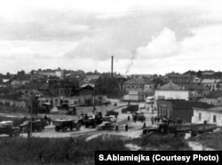 Нізкі рынак у сярэдзіне 1950-х гадоў. Выгляд зь месца былога кварталу паміж вуліцамі Дзям’яна Беднага і Гандлёвай. Па пэрымэтры рынку яшчэ заставалася некалькі захаваных будынкаў, якія былі прыстасаваныя для жыльля і іншых патрэбаў. Адзін са старажылаў сьцьвярджаў, што пасьля вайны на рынку нават быў разьмешчаны ваенкамат.