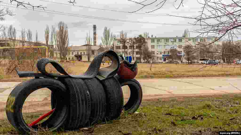 &laquo;Мотоцикл&raquo; из автомобильных шин на фоне производственных корпусов &laquo;Брома&raquo; (слева) и четырехэтажки межрайонной налоговой инспекции