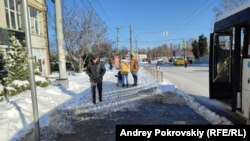 У бухты Омега снег почистили только на остановке общественного транспорта