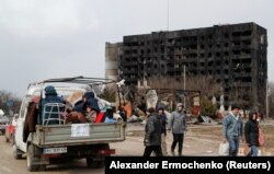 Жыхары Марыюпалю пакідаюць горад пасьля інтэнсіўных абстрэлаў Расеі. 17 сакавіка 2022 году