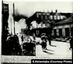 7 ліпеня 1944 году савецкія інфармацыйныя агенцтвы распаўсюдзілі за мяжой некалькі радыёздымкаў пажару 3 ліпеня на вуліцах Рэвалюцыйнай й Камсамольскай, у камэнтары да якіх сьцьвярджалася, што гэта «жыхары вызваленага Менску глядзяць на свае дамы, падпаленыя нацыстамі перад тым, як яны пакінулі горад».