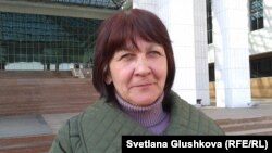 Зинаида Мухортованың сіңілісі Наталья Абент Қазақстан жоғарғы соты ғимаратының алдында тұр. Астана, 17 сәуір 2014 жыл.