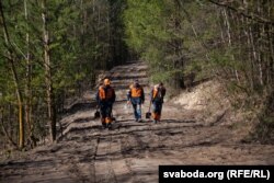 Дарога выглядае, нібы пад пяском няма ніякага друзу