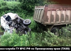 На месте столкновения грузового и легкового автомобилей вблизи населенного пункта Штыково на 32 км автодороги Артем – Находка – порт Восточный