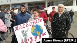 Участники экологического митинга в Омске