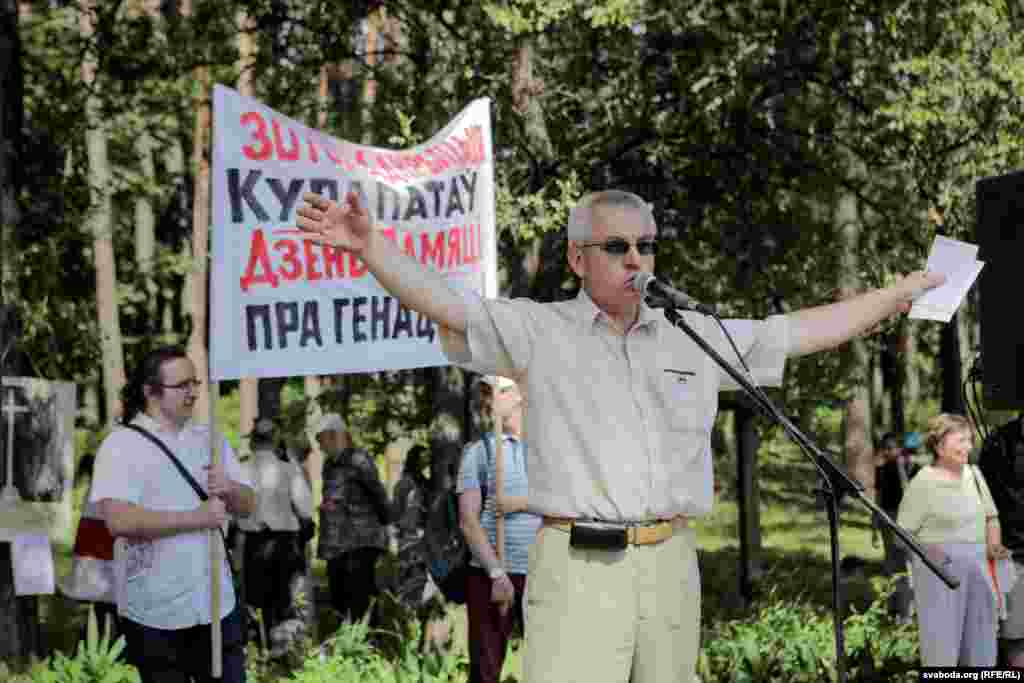 Выступае кіраўнік грамадзкай дырэкцыі мэмарыялу Курапаты, адказны сакратар управы сойму КХП БНФ&nbsp;Алесь Чахольскі