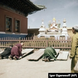 Прихожане крупнейшего в Улан-Баторе монастыря Гандантэгченлин, фотография 1962 года. В то время молиться в монастыре разрешалось только пожилым буддистам, а молодые люди могли находиться там только как случайные зрители