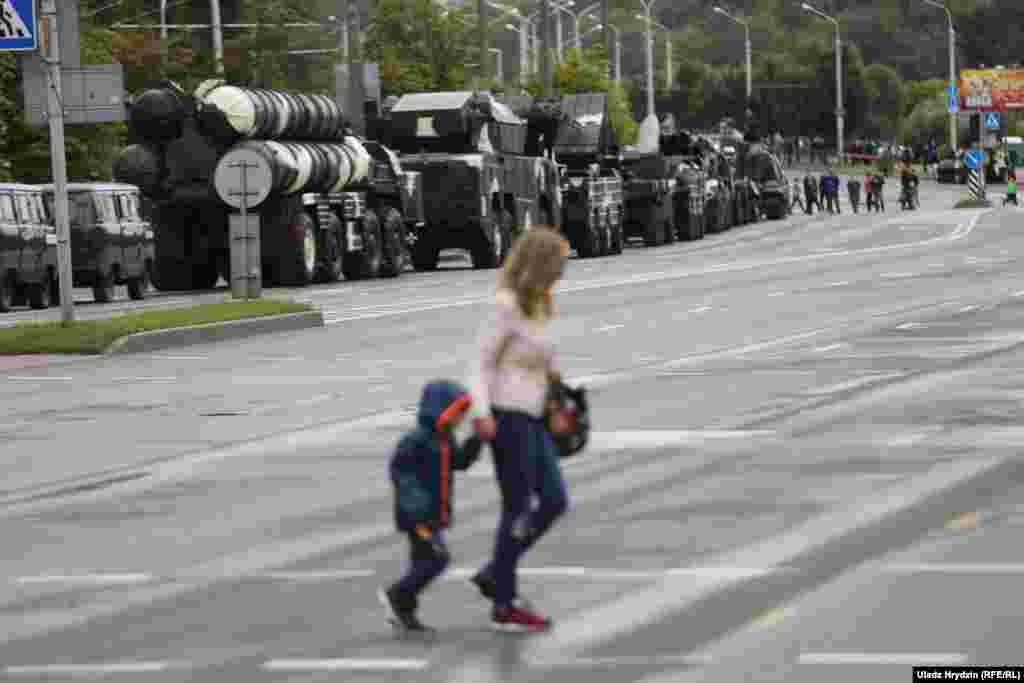 Неўзабаве па завяршэньні афіцыйнага параду мелася адбыцца несанкцыянаваная &laquo;Акцыя вызваленьня і салідарнасьці&raquo; апазыцыйнага лідэра Міколы Статкевіча, зы замест пікету здарыўся хапун, затрыманыя каля дваццаці чалавек