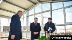 Mirziyoyev hokimiyatga kelishi ortidan mahalliy hokimlar qudratining oshishi barobarida korrupsiya va manfaatlar to‘qnashuvi bilan bog‘liq holatlar ko‘payganini aytiladi.