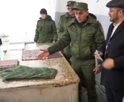 В «Селезневке» женщины шьют военную форму, подушки и одеяла