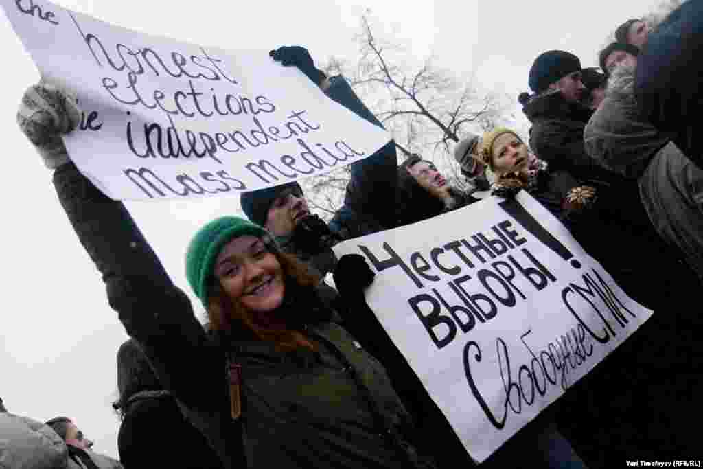 На митинге за честные выборы на Болотной площади в Москве